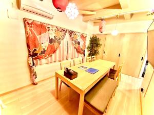 - une salle à manger avec une table et des chaises en bois dans l'établissement Eternity APARTMENT HOTEL 品川, à Tokyo