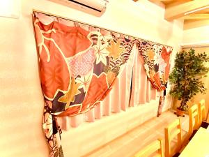uma cortina numa sala de jantar com uma mesa e cadeiras em Eternity APARTMENT HOTEL 品川 em Tóquio