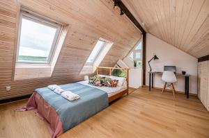 um quarto com uma cama num quarto com janelas em Kamienna Top studio - BillBerry Apartments em Gdynia