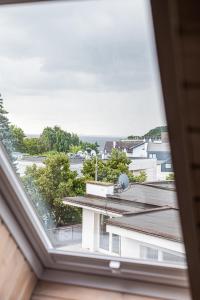 uma vista da janela de um edifício em Kamienna Top studio - BillBerry Apartments em Gdynia