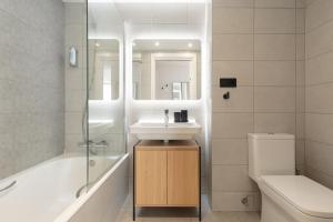 Kúpeľňa v ubytovaní Port Forum Apartments by Olala Homes