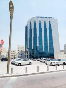 ドーハにあるRoyal Qatar Hotelの建物の前に車を停めた駐車場