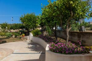 A garden outside Appartamenti Torre