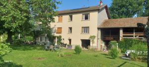 ein großes Haus mit einem Vorgarten in der Unterkunft Vacances à la campagne in Noirétable