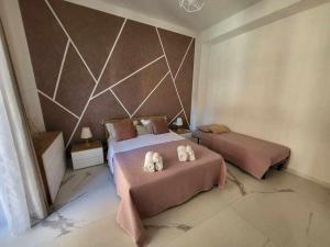 1 dormitorio con 2 camas y toallas. en NewLife 815 Holiday Home White, en Mercato San Severino