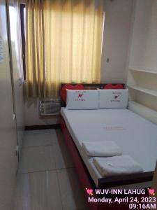 Habitación pequeña con cama en habitación en WJV INN LAHUG, en Tabok