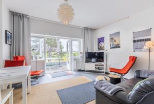- un salon avec un canapé et une table dans l'établissement Domburgseweg 52 appartement, à Oostkapelle