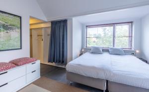 - une chambre avec un grand lit et une fenêtre dans l'établissement Domburgseweg 52 appartement, à Oostkapelle