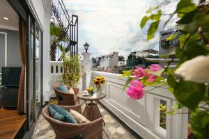 een balkon met uitzicht op de stad bij La Selva Premium Hotel in Hanoi