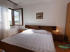 - une chambre avec un lit et une fenêtre dans l'établissement Nice apartment with terrace and grill for use, à Malinska