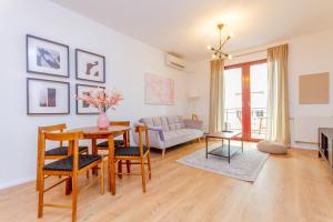 uma sala de estar com uma mesa e cadeiras e um sofá em Kiraly Str. Corner Downtown em Budapeste