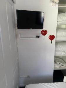 a room with a tv and two hearts on a closet at Appartement 4 personnes in Risoul