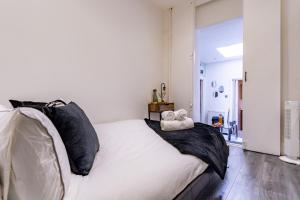 Giường trong phòng chung tại Prime Location - Cosy Apartment near Emirates Stadium