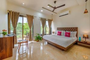 Un pat sau paturi într-o cameră la SaffronStays Lakeview Nivara - Farm Stay Villa with Private Pool near Pune +34 fotografii