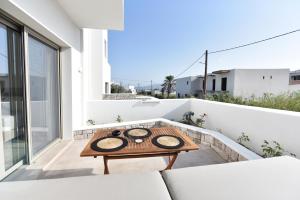 einen kleinen Balkon mit einem Tisch auf dem Dach in der Unterkunft Anais Milos Suites in Adamas