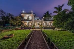 O grădină în afara SaffronStays Lakeview Nivara - Farm Stay Villa with Private Pool near Pune