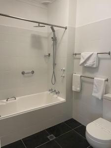 Koupelna v ubytování Waterview Gosford Motor Inn