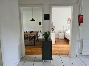 2 BR - Kingsize Bett - Garten - Parken - Küche في زيورخ: غرفة معيشة مع طاولة وغرفة طعام