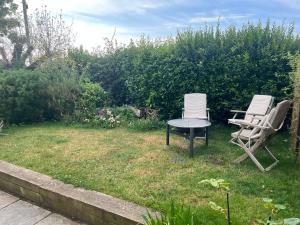 twee stoelen en een tafel in de tuin bij Woodfield Wellbeing in Oving