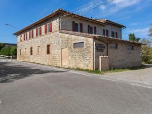 CorsanoにあるFarmhouse in Ville di corsano siena at the centreの道路脇の古煉瓦造り