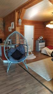 una camera da letto con altalena in rattan di Northernlight cottage a Kuusamo