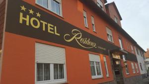 una señal de hotel en el lateral de un edificio en Hotel Residenz Stockstadt, en Stockstadt am Main
