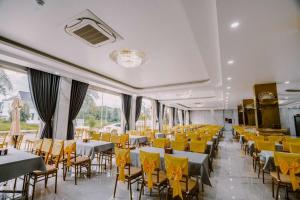 jadalnia ze stołami i żółtymi krzesłami w obiekcie SUNRISE Hotel HA TIEN w mieście Hà Tiên
