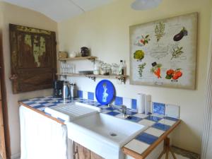 - une cuisine avec un évier et un comptoir dans l'établissement Quaint Holiday Home in Bi vre in the forest, à Bellefontaine