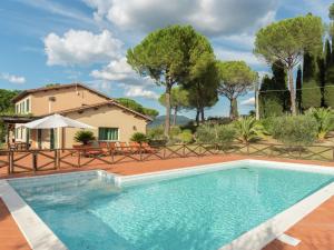uma piscina em frente a uma casa com árvores em Attractive and spacious villa with pool em Magliano Sabina