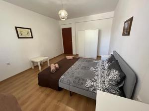 a bedroom with a large bed in a room at АПАРТАМЕНТ МАЯ с две спални in Kazanlŭk