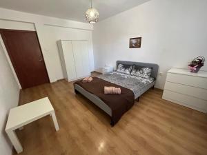 Dormitorio pequeño con cama y mesa en АПАРТАМЕНТ МАЯ с две спални en Kazanlŭk