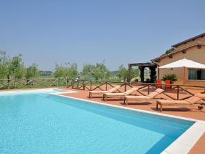 einen Pool mit Liegestühlen und ein Haus in der Unterkunft Attractive and spacious villa with pool in Magliano Sabina