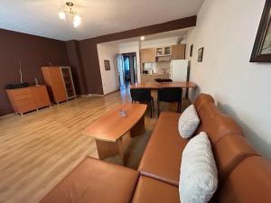 uma sala de estar com um sofá e uma mesa em АПАРТАМЕНТ МАЯ em Kazanluk