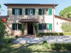 uma casa grande com persianas verdes e um quintal em Attractive and spacious villa with pool em Magliano Sabina