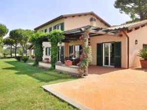 ein Haus mit vielen Blumen im Hof in der Unterkunft Attractive and spacious villa with pool in Magliano Sabina