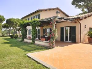 ein Haus mit vielen Blumen davor in der Unterkunft Attractive and spacious villa with pool in Magliano Sabina