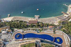 een luchtzicht op een resort met een zwembad en een strand bij Titanic Luxury Collection Bodrum in Guvercinlik