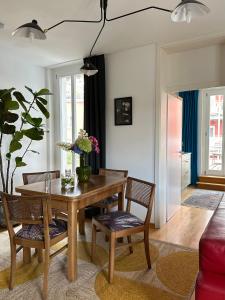 salon z drewnianym stołem i krzesłami w obiekcie Apartment Luk w mieście Furth im Wald