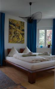 um quarto com uma cama grande e cortinas azuis em Apartment Luk em Furth im Wald
