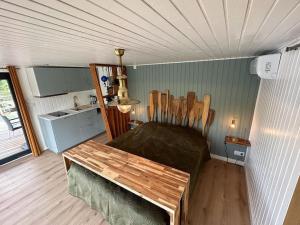 ein Zimmer mit einem Sofa und einem Tisch darin in der Unterkunft Rêve sur l’eau in Moisson