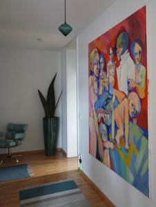 obraz na ścianie w pokoju z dywanem w obiekcie Apartment Luk w mieście Furth im Wald