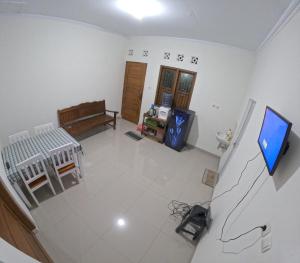 Μια τηλεόραση ή/και κέντρο ψυχαγωγίας στο Bovalia Homestay Jogja +4 φωτογραφίες