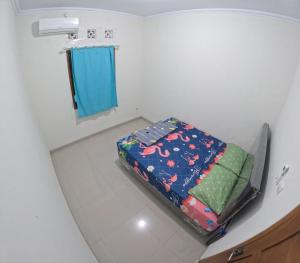 En eller flere senge i et værelse på Bovalia Homestay Jogja