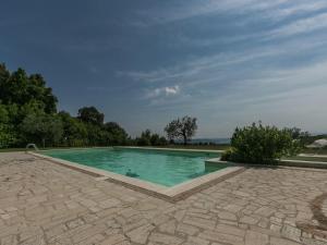 una piscina con agua verde en un patio en Elegant apartment only 1 hour from Rome, en Narni