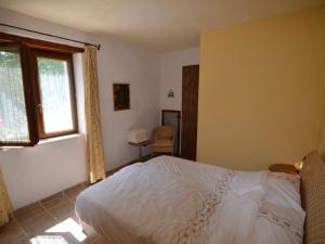 1 dormitorio con cama y ventana en Tasteful Apartment in Pergola with Terrace, en Pergola