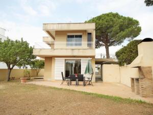 a house with a patio with a table and chairs at Casa Angel in L'Escala