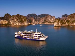 um navio de cruzeiro em uma grande massa de água em Halong Dragon Bay Cruise em Ha Long