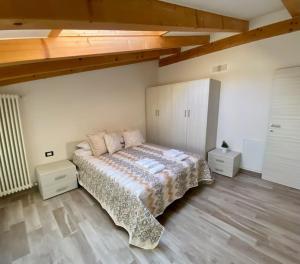 una camera con un grande letto e un soffitto in legno di Villa Alta a Strigno