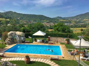 una piscina en un patio con gente nadando en Large holiday home in Cagli with pool, en Acqualagna