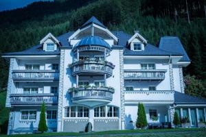 a large white building with balconies on it at Hotel Garni Martina in Ischgl